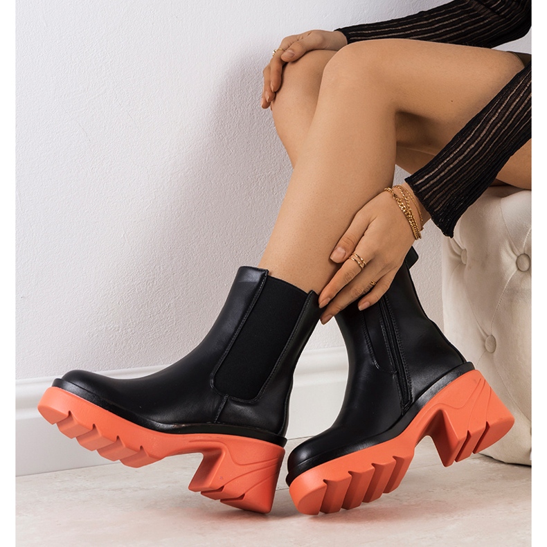 Černé kozačky na růžové platformě Torrela černá 1 Černé kozačky na růžové platformě Torrela černá 1