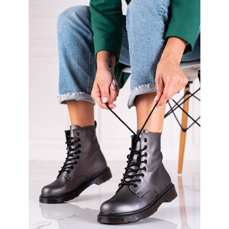 Dámské šedé šněrovací kozačky Shelovet s kovovým leskem šedá 1