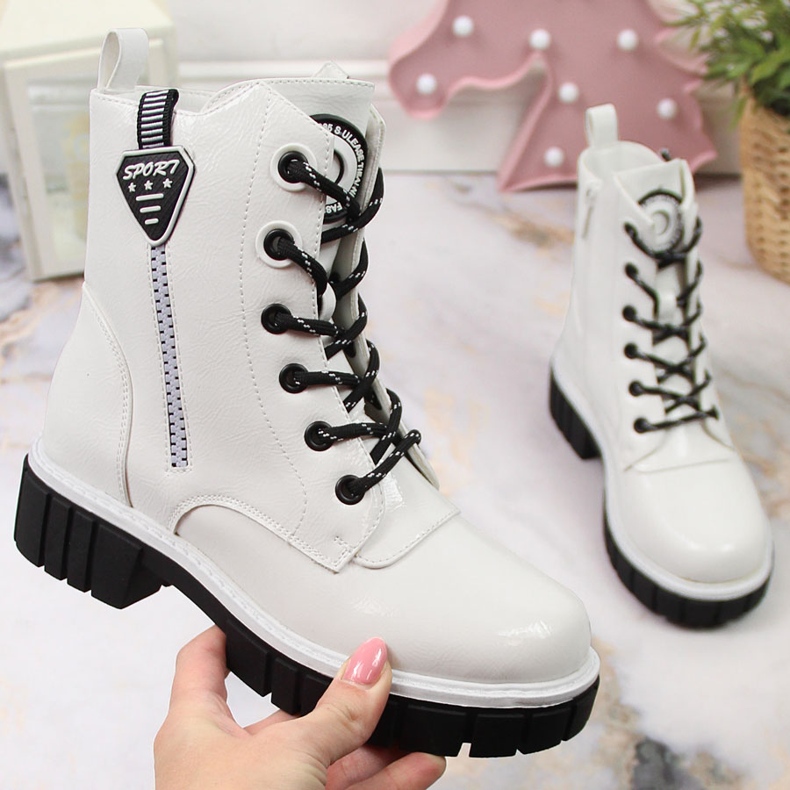 S.Barski Bílé zateplené lakované kozačky značky S. Bararski bílý 1 S.Barski Bílé zateplené lakované kozačky značky S. Bararski bílý 1