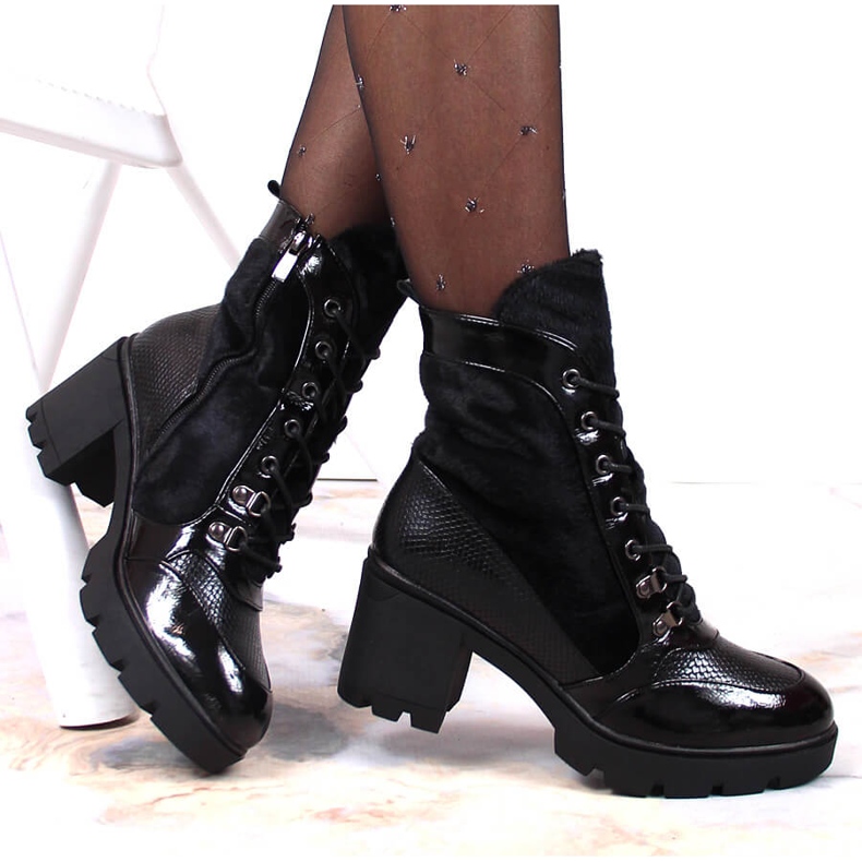 Dámské kozačky na sloupku a platformě, černé zateplené Laura La.Fi černá 1