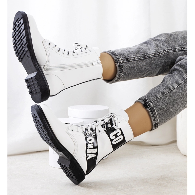 Bílé tenisky zdobené nápisy bílý 1