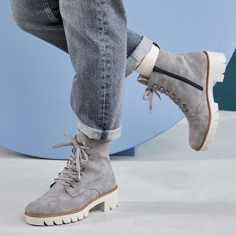 Pohodlné šedé dámské teplé šedé kozačky na platformě Rieker X5701-40 šedá 2 Pohodlné šedé dámské teplé šedé kozačky na platformě Rieker X5701-40 šedá 2