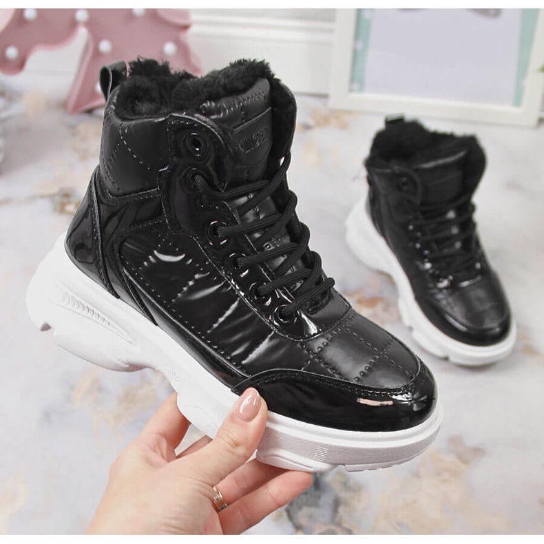 Dámská sportovní obuv, metalická, zateplená černá Vinceza 1