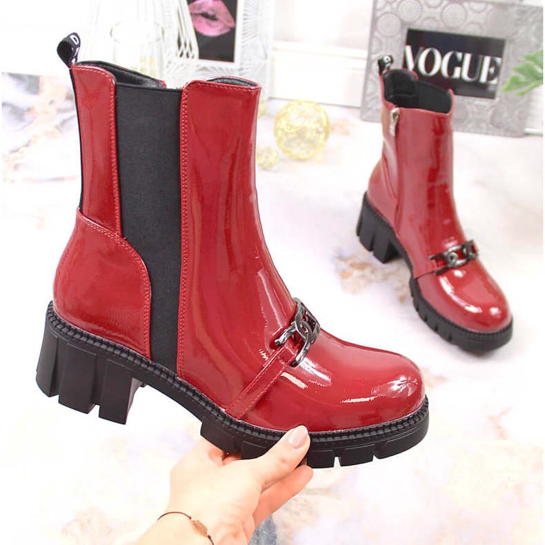 Kozačky lakované na špalíku a platformě s řetízkem, teplá červená Potocki červené 1