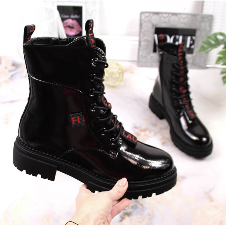 Dámské černé lakované zateplené kozačky Laura La.Fi černá 1