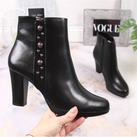 Dámské kozačky na sloupku se zdobením černé zateplené Jezzi černá 1 Dámské kozačky na sloupku se zdobením černé zateplené Jezzi černá 1