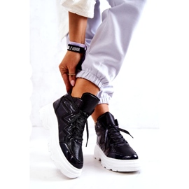 Dámská černá izolovaná sportovní bota 1