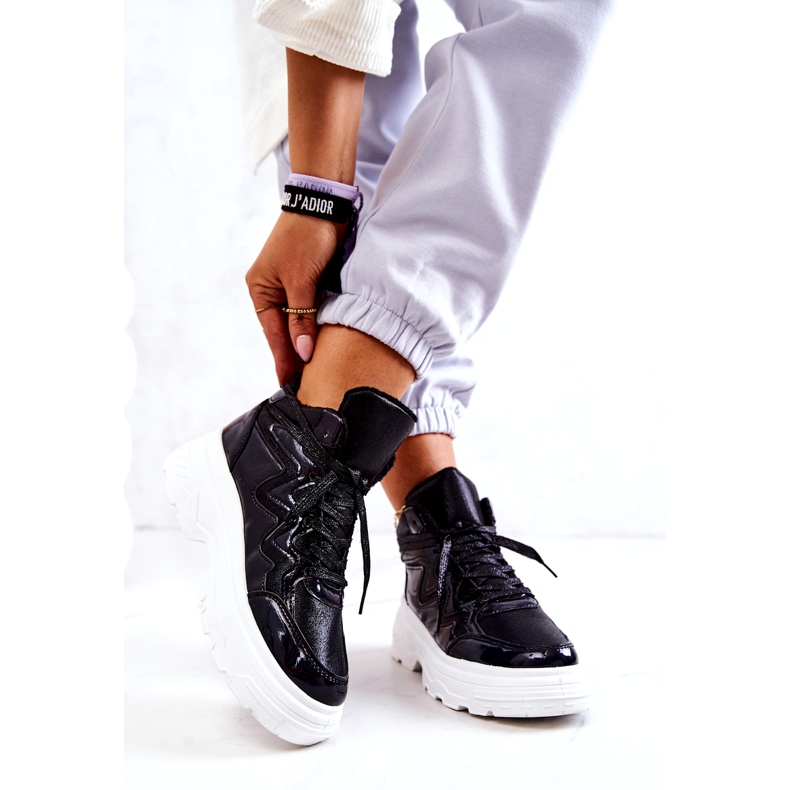 Dámská černá izolovaná sportovní bota 1