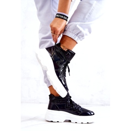 Dámská černá izolovaná sportovní bota 2