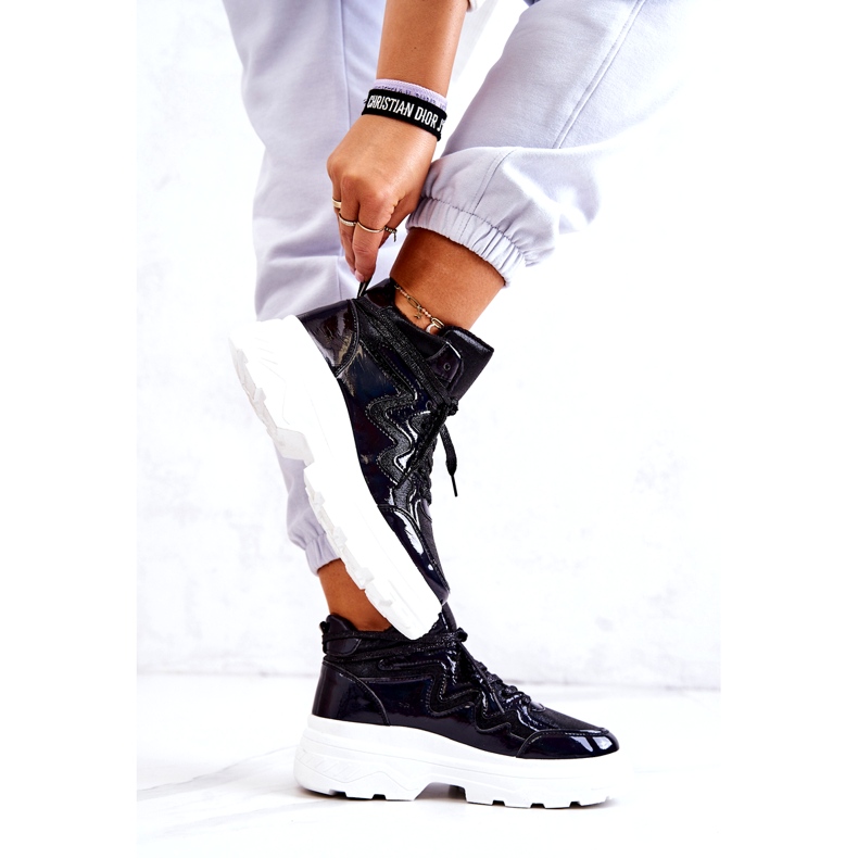 Dámská černá izolovaná sportovní bota 2