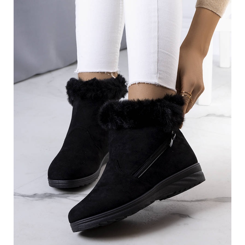 Černé, zateplené sněhule s kožíškem Crina černá 2 Černé, zateplené sněhule s kožíškem Crina černá 2