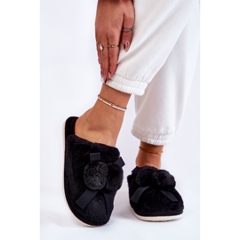 Dámské černé kožešinové pantofle Castello s bambulkami černá 1 Dámské černé kožešinové pantofle Castello s bambulkami černá 1