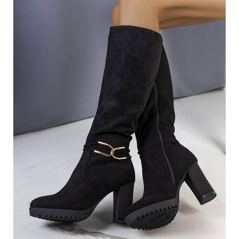 Černé zateplené kozačky na sloupku Dardo černá 1