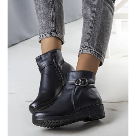 PA1 Černé zateplené kozačky na klínku značky Yarela černá 1