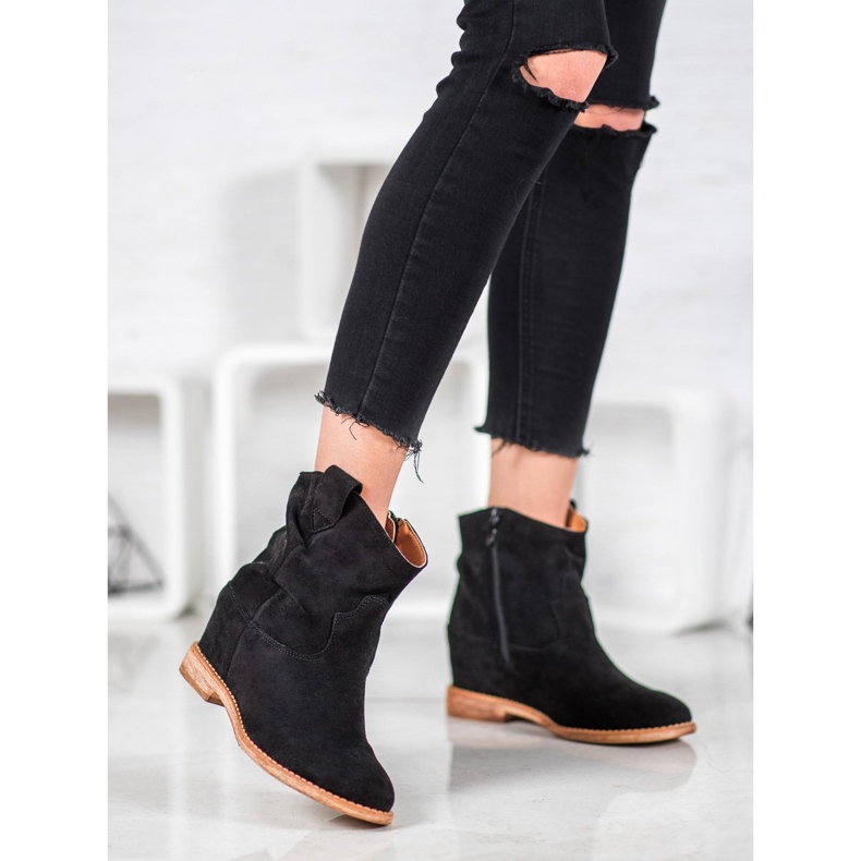 Bella Paris Kovbojské boty na klínu černá 1