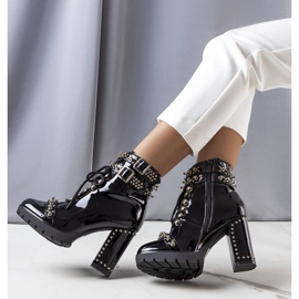 BM Černé lakované kozačky značky Goyo černý 2