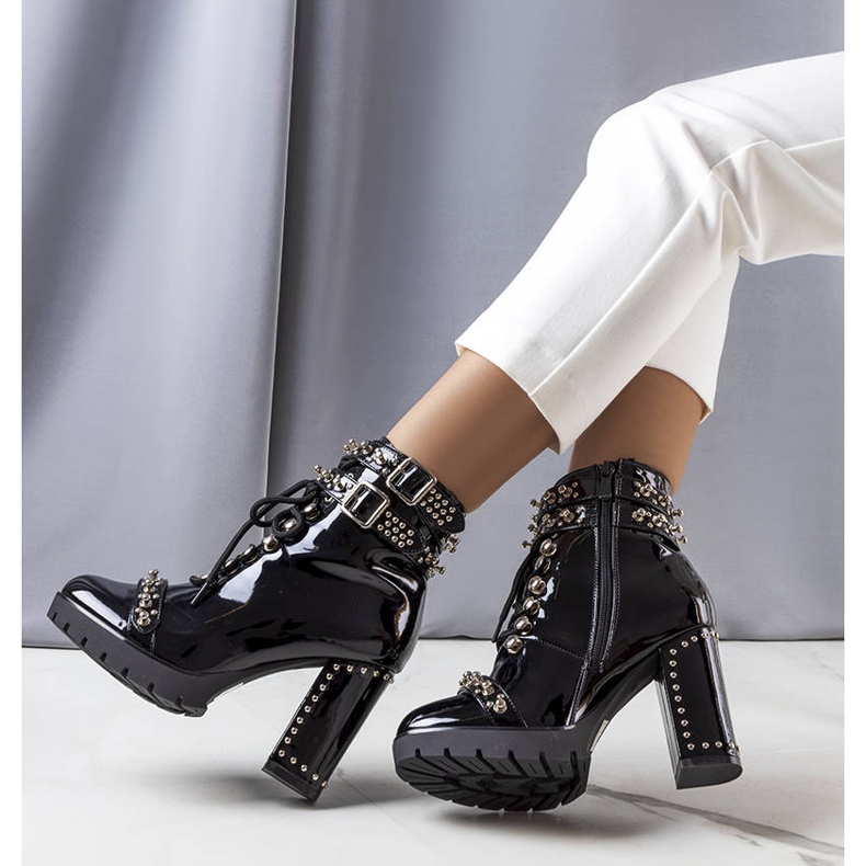 BM Černé lakované kozačky značky Goyo černá 2