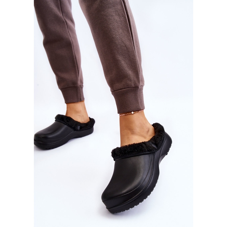 PM2 Dámské pěnové hřejivé pantofle Crocs Black Cova černý 2