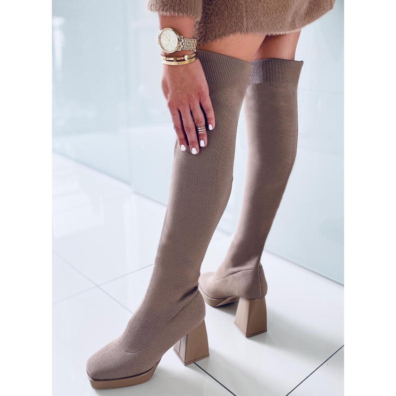 PA1 Kozačky na vysokém podpatku od Hilary Khaki béžový 2 PA1 Kozačky na vysokém podpatku od Hilary Khaki béžový 2