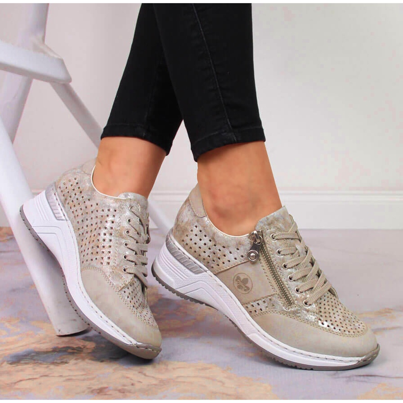 Béžové dámské boty na klínku Rieker N4327-80 béžový 2