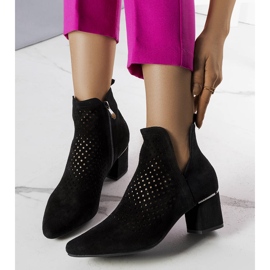 BM Černé prolamované boty na postu Bernadette černá 1 BM Černé prolamované boty na postu Bernadette černá 1