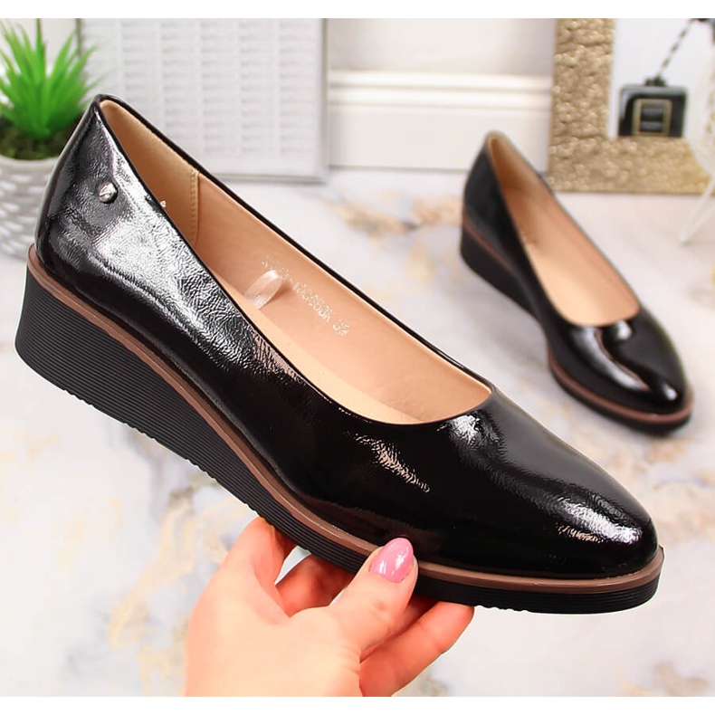 Dámské černé lakované boty na klínku Vinceza 10865 černá 1