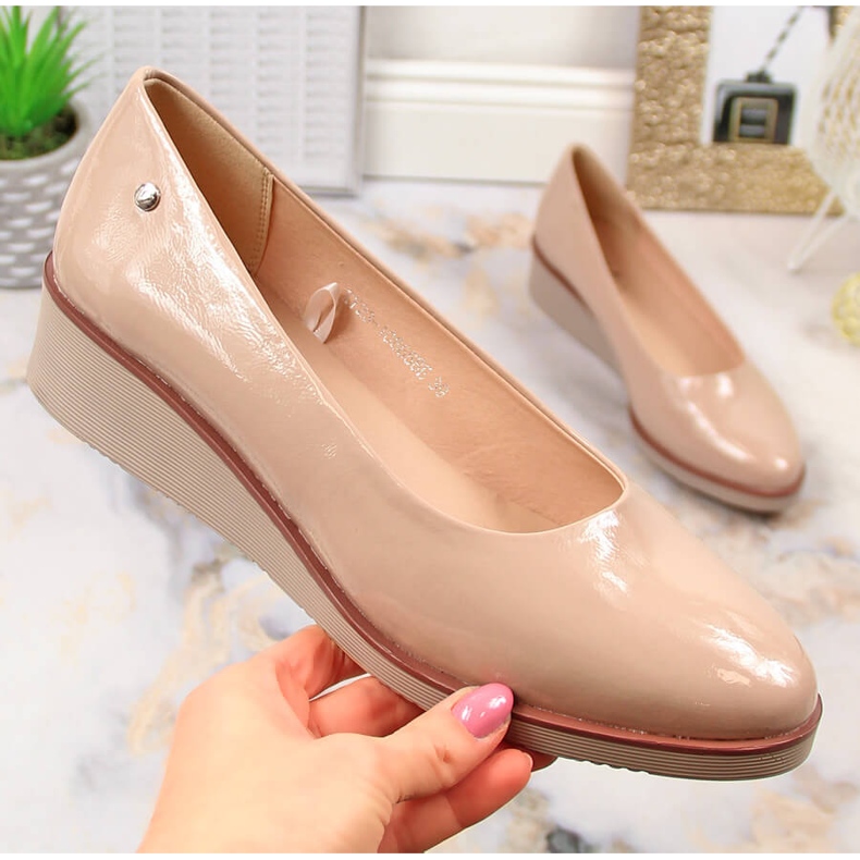 Dámské béžové lakované boty na klínku Vinceza 10865 béžový 1