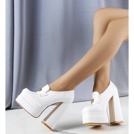 Bílé lodičky na robustním bloku od Janie bílý 1