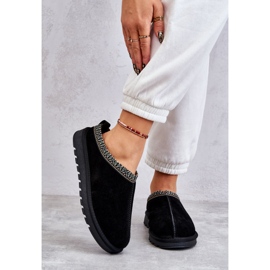 Dámské semišové pantofle s kožešinou a výšivkou černou černá 2