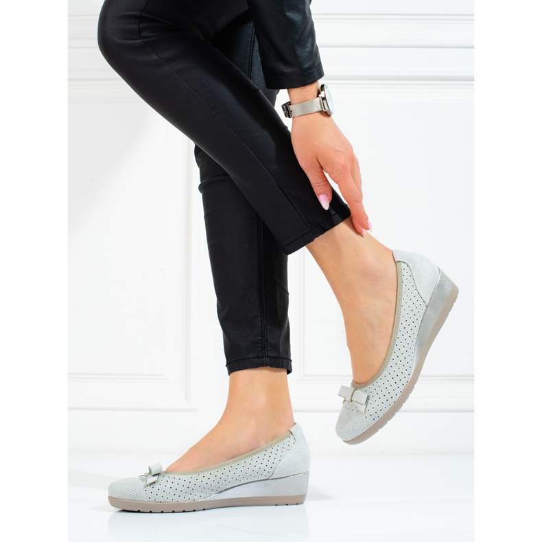 W. Potocki Dámské nízké lodičky na klínku Potocki prolamované šedá 2