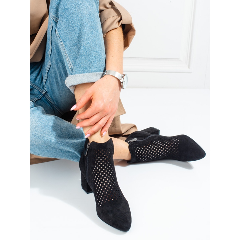 Dámské prolamované kozačky na nízkém podpatku Vinceza black černá 2