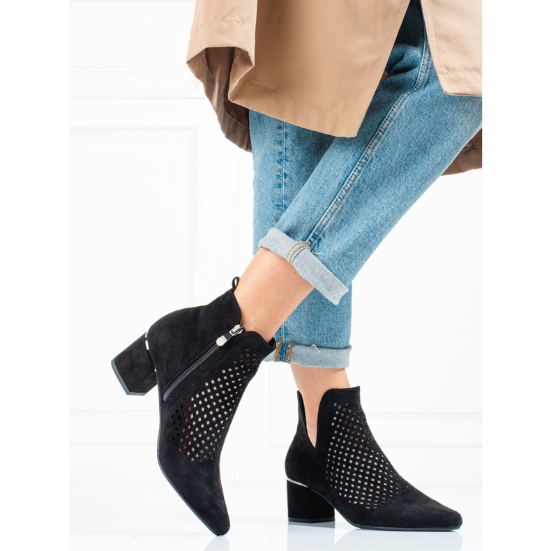 Dámské prolamované kozačky na nízkém podpatku Vinceza black černá 1