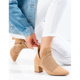 Prolamované dámské kozačky na nízkém béžovém podpatku Vinceza béžový 1