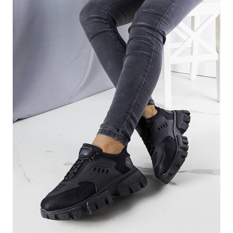 BM Černé tenisky na masivní podrážce Inez černá 1