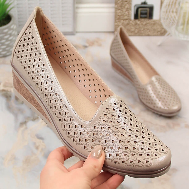 Dámské třpytivé béžové prolamované boty na klínku Potocki SZ12018 béžový 2