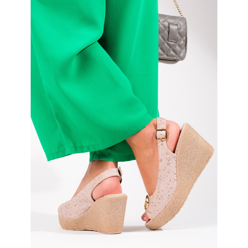 Dámské semišové sandály na klínku Shelovet béžové barvy béžový 2