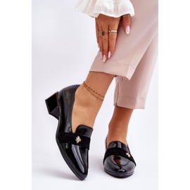 Vinceza Černé lakované lodičky na nízkém podpatku se zdobením Doria černá 1 Vinceza Černé lakované lodičky na nízkém podpatku se zdobením Doria černá 1