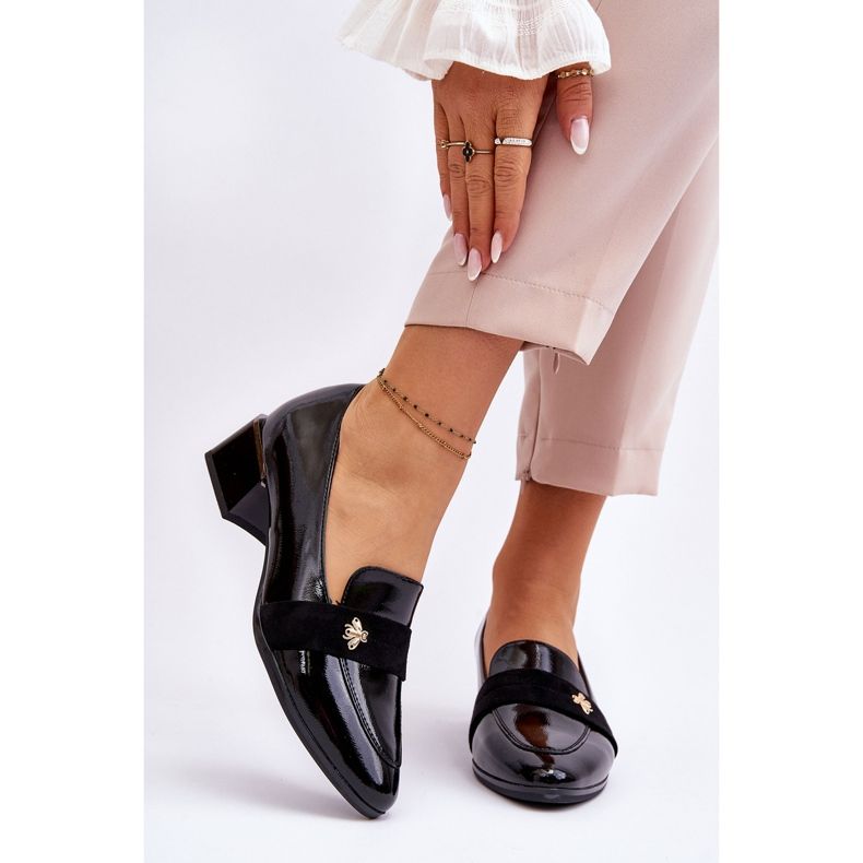 Vinceza Černé lakované lodičky na nízkém podpatku se zdobením Doria černá 1 Vinceza Černé lakované lodičky na nízkém podpatku se zdobením Doria černá 1