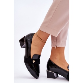 Vinceza Černé lakované lodičky na nízkém podpatku se zdobením Doria černá 2 Vinceza Černé lakované lodičky na nízkém podpatku se zdobením Doria černá 2