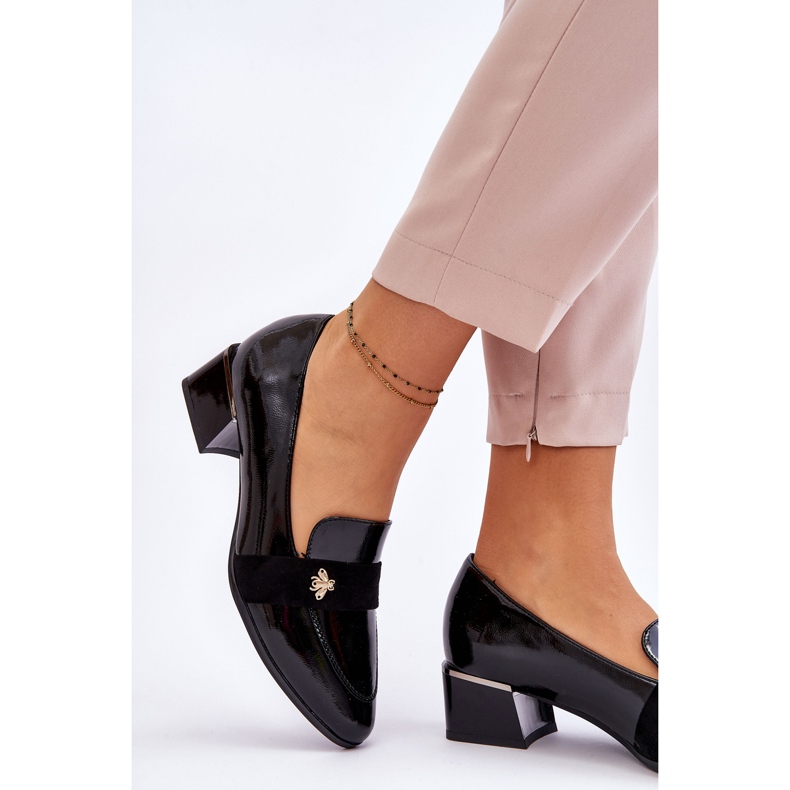 Vinceza Černé lakované lodičky na nízkém podpatku se zdobením Doria černá 2 Vinceza Černé lakované lodičky na nízkém podpatku se zdobením Doria černá 2