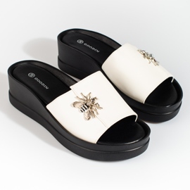 Dámské bílé pantofle na pohodlném klínku Shelovet bílý 1