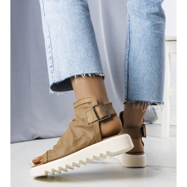 PA1 Hnědé prolamované sandály od Beulah béžový 1