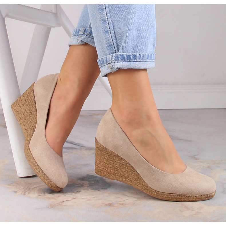 Dámské béžové semišové lodičky na klínku Potocki SZ12024 béžový 1