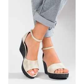 Dámské béžové sandály na vysokém klínu Shelovet béžový 1