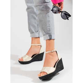 Dámské béžové sandály na vysokém klínu Shelovet béžový 2