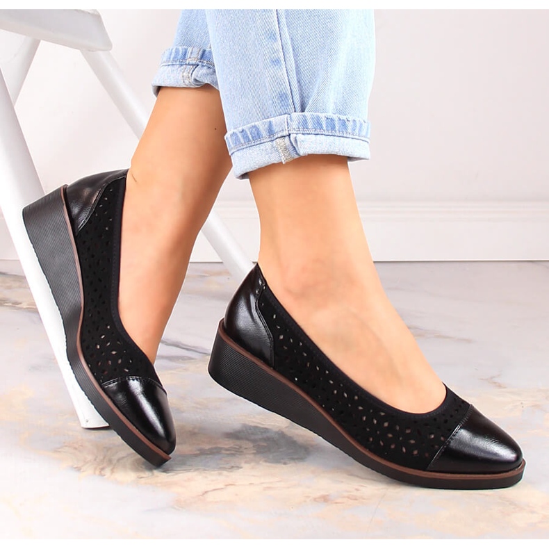 Dámské prolamované lodičky na klínku černé Jezzi RMR2265-2 černá 1