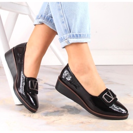 Dámské černé lakované boty na klínku Jezzi RMR2265-3 černá 1 Dámské černé lakované boty na klínku Jezzi RMR2265-3 černá 1