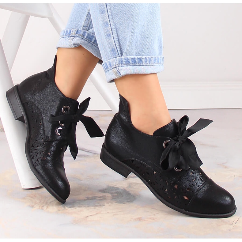 Dámské prolamované ploché černé kozačky Jezzi ASA142-6A černá 1