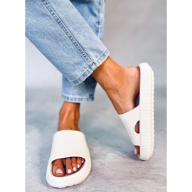 BM Polštářové pantofle Yang White bílý 2