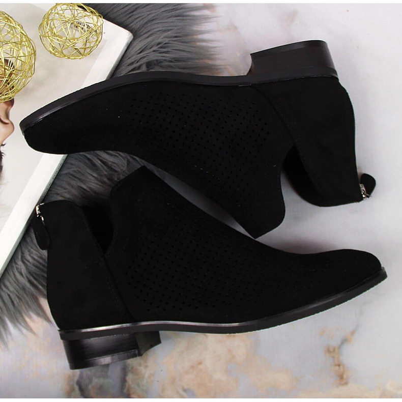 Černé semišové prolamované jarní boty Vinceza černá 1